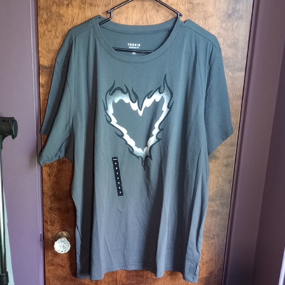 Torrid Gray Flame Heart Boyfriend Crew Tee Vintage Black Plus Size 3x 22 24 - Picture 2 of 5